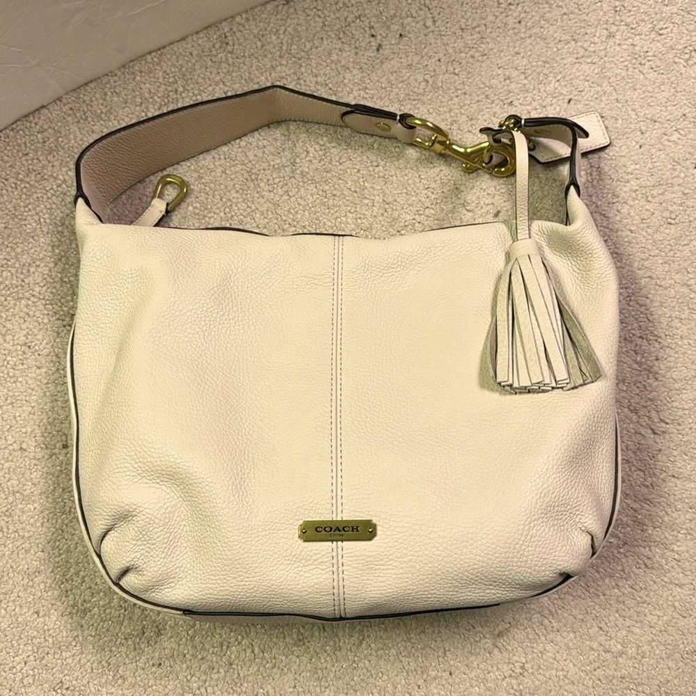 NEW!! Women’s Coach Avery Cream Pebble Grain Leather Hobo Bag